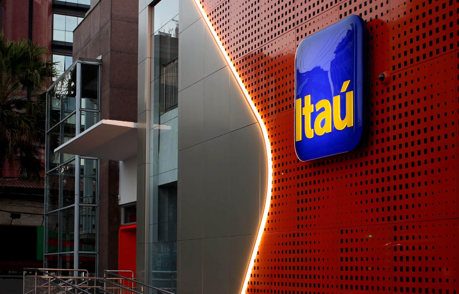 Itaú Unibanco (ITUB4/ADR ITUB) and Itaúsa (ITSA4) – Comprehensive Long-Term Investment Analysis
